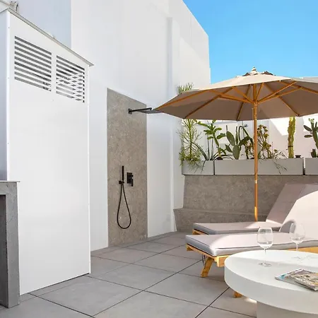 Magnificent Renovated 2bd 2bth Duplex With Terrace - Centre Apartment *