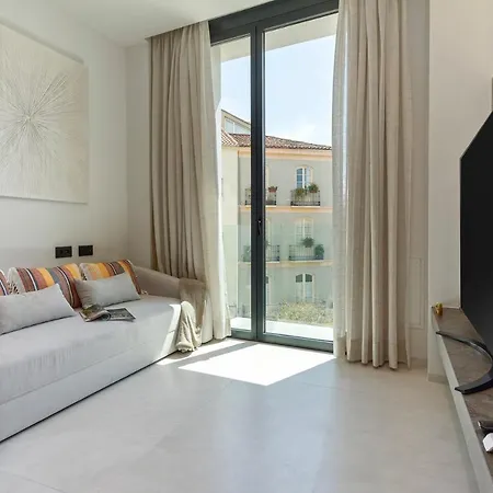 Magnificent Renovated 2bd 2bth Duplex With Terrace - Centre Apartment *